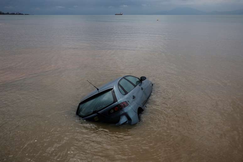 Um carro fica submerso no mar depois que a tempestade Elias atingiu a vila de Agria, Grécia, em 28 de setembro de 2023