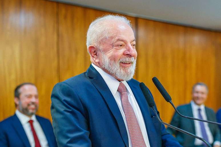 Presidente da República, Luiz Inácio Lula da Silva, durante a cerimônia de assinatura dos contratos de concessão decorrentes do 1º Leilão de Transmissão de 2023, no Palácio do Planalto. Brasília - DF