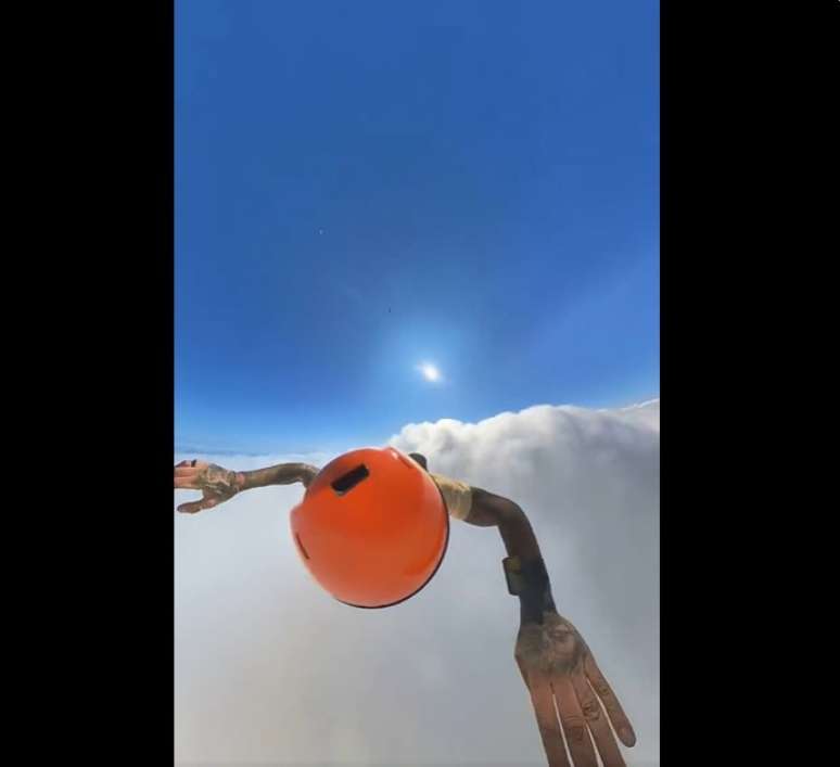 Paraquedista espanhol fez vídeo impressionante de dentro de uma nuvem