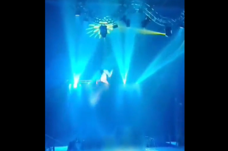 A pair of trapeze artists falls 4 meters during a circus show;  video