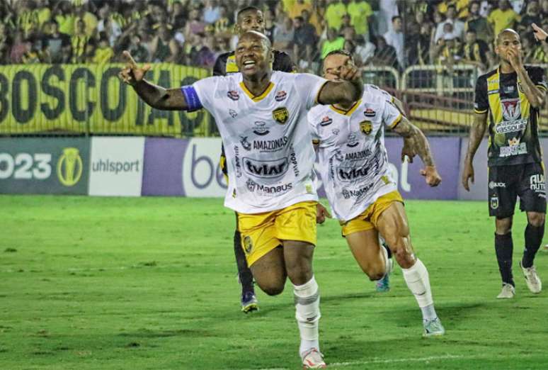 Sassá during the celebration for Amazonas in the victory over Voltaço –