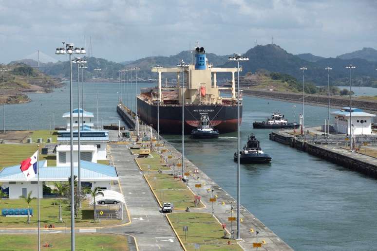 FOTO DE ARQUIVO: Navio transita pelo canal expandido através das eclusas Cocoli no Canal do Panamá, nos arredores da Cidade do Panamá, Panamá, 19 de abril de 2023. REUTERS/Aris Martinez/Foto de arquivo