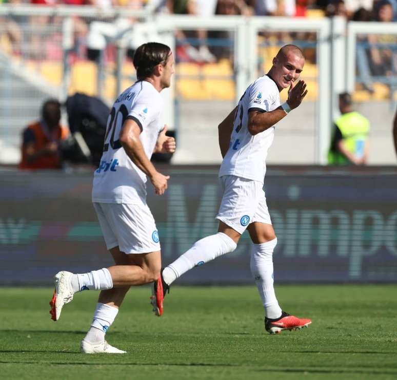 Ostigard  celebra o seu gol, o primeiro do Napoli sobre o Lecce  –