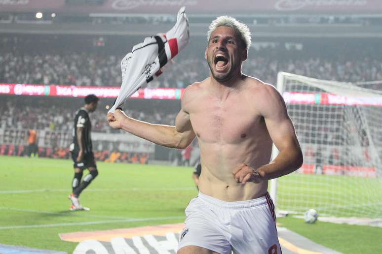 Calleri decide e São Paulo vence 1º jogo da final da Copa do Brasil