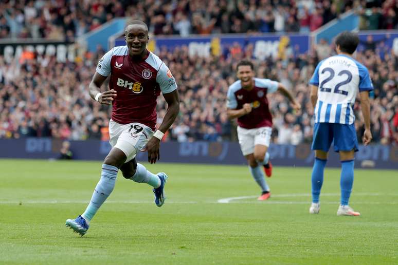 Diaby corre para festejar o terceiro gol do Aston. Ele chutou, mas a bola bateu em Estupiñan. Foi tento contra –