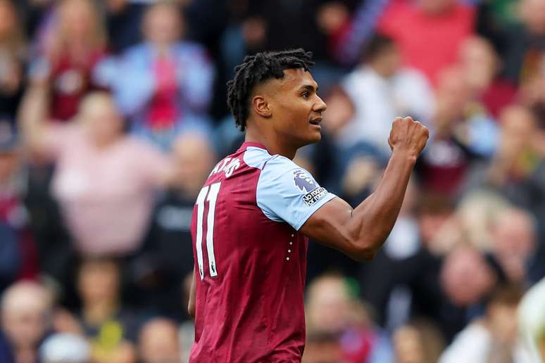 Watkins celebra um de seus três gols pelo Aston Villa –