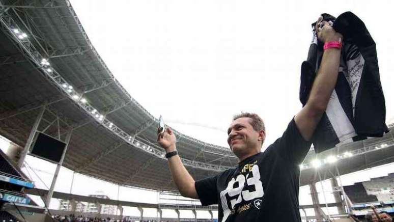 Ao lado da torcida do Botafogo, Sinval celebra t&iacute;tulo internacional de 1993 &ndash;