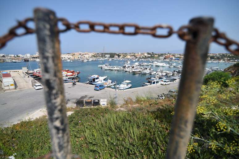 Guarda costeira resgata 177 pessoas a bordo de barco em chamas na Itália