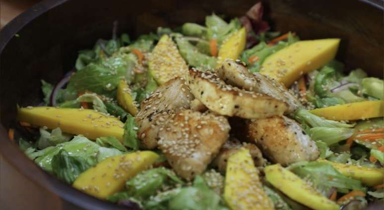 The chef teaches an oriental salad recipe for hot days;  clock