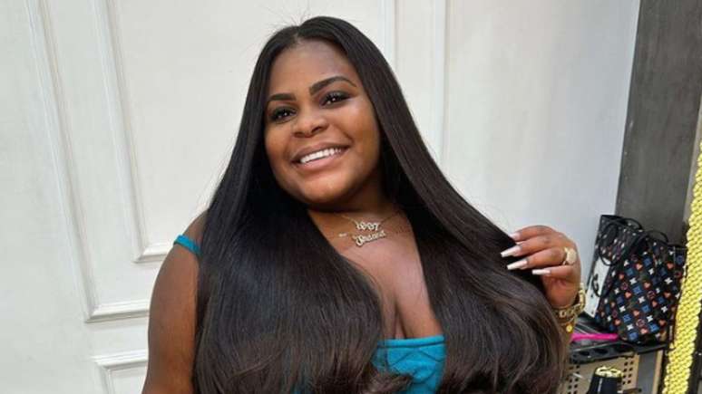 Jojo Todyhnho at the airport showing off the new silhouette: ‘Happiness’