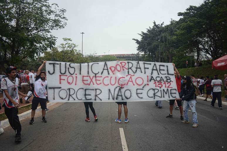 Torcida protesta após morte de são-paulino antes de clássico contra o Corinthians