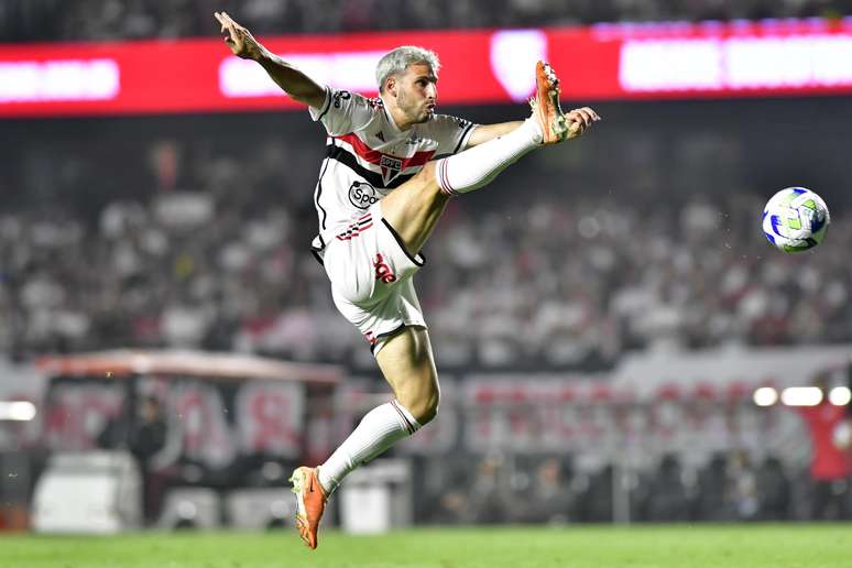 Calleri faz dois em virada do São Paulo sobre o Corinthians