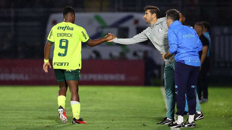 Endrick recebe o carinho de Abel. Foi dele o golaço que abriu o placar para o Palmeiras –