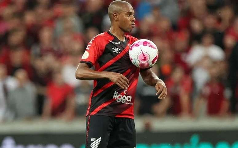 Fernandinho completes his return to former club Athletico Paranaense