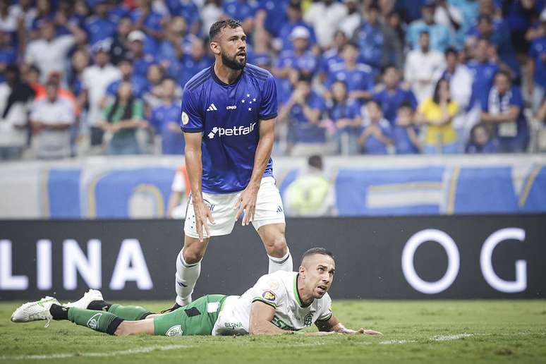 Castan foi ativo na defesa e ainda fez o gol cruzeirense no empate com o América –