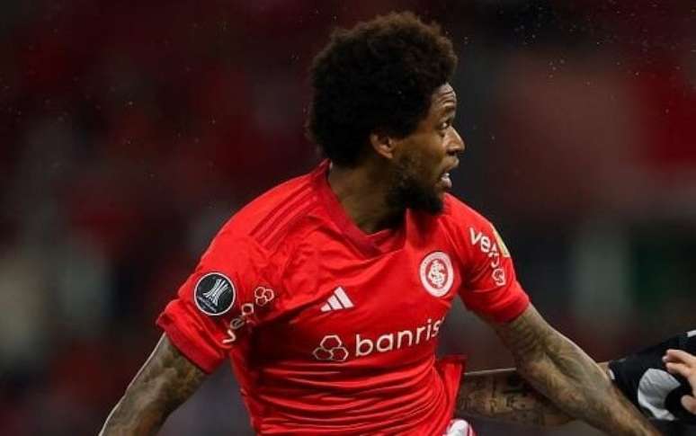 Inter negocia retorno do centroavante Luiz Adriano ao Beira-Rio