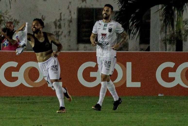 Jogadores do Voltaço comemoram triunfo diante do Botafogo, em João Pessoa-PB –