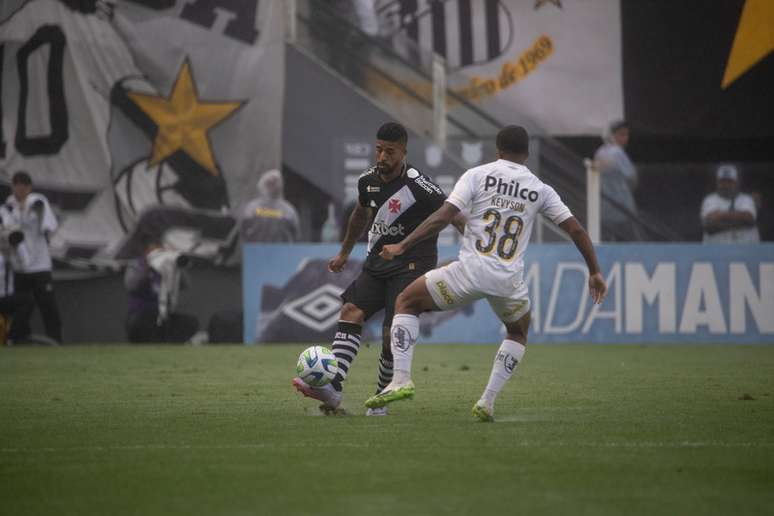 Sob chuva, Paulinho tenta levar o Vasco em frente, em vão –