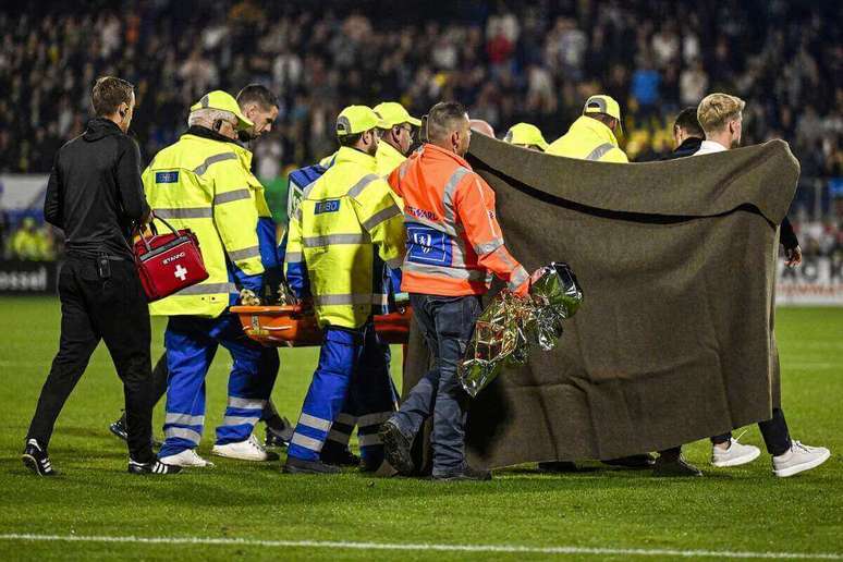 Etienne Vaessen é retirado de campo, sob proteção, após encerramento do jogo – Photo by OLAF KRAAK/ANP/AFP via Getty Images