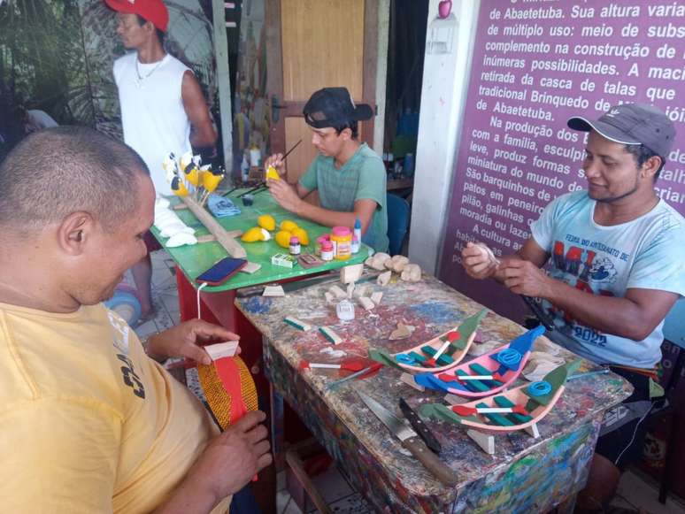 Artesãos do Brinquedo de Miriti em Abaetetuba, centro da produção de brinquedos de miriti, a 50 quilômetros de Belém, no Pará