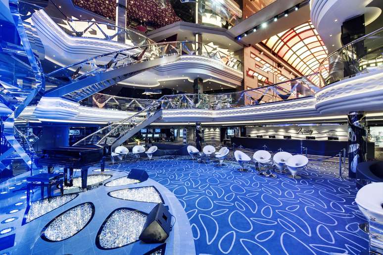 O Infinity Atrium do MSC Grandiosa, cora&ccedil;&atilde;o do navio, &eacute; cercada por escadarias cravejadas de cristais Swarovski
