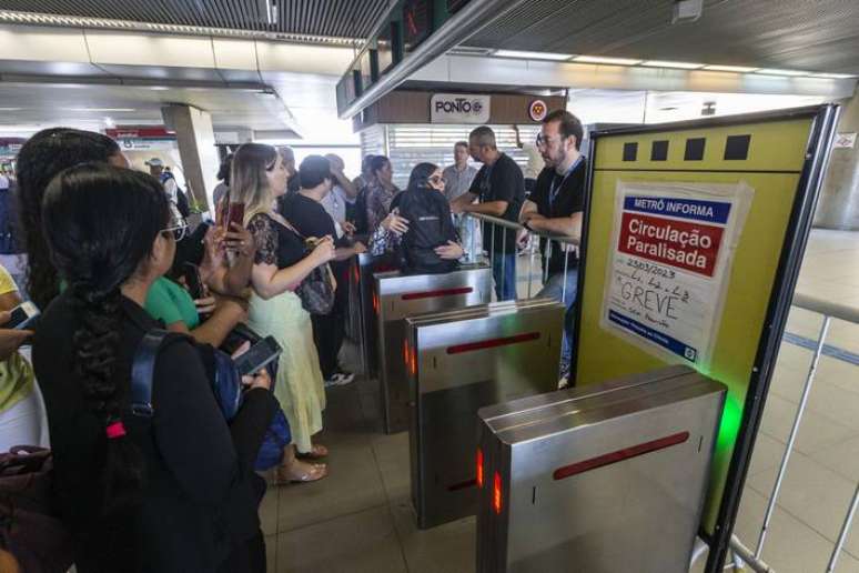 Serviços públicos de metrô, trens e da Sabesp devem ter greve nesta terça-feira