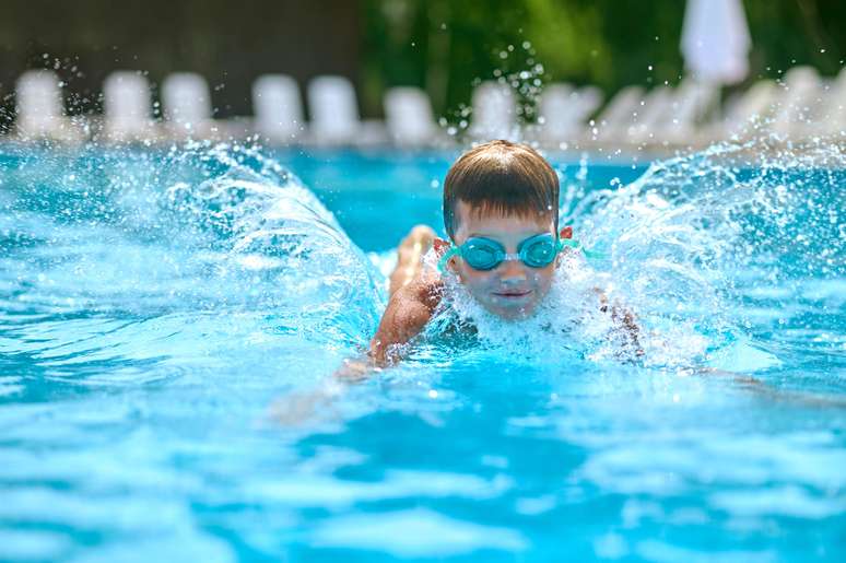 Swimming lessons: 6 reasons to start young