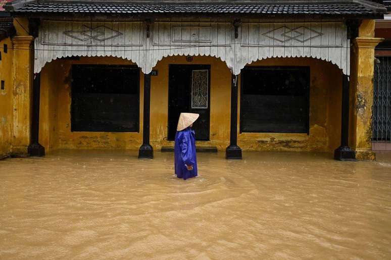 Inundações no Vietnã tiveram impacto nos rendimentos de muitas famílias que em alguns casos tomam medidas extremas para sobreviver