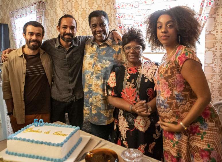 Santiago (Erom Cordeiro), Mendonça (Silvio Guindane), Amélia (Neusa Borges), Zacarias (Tony Tornado) e Lícia (Alice Morena) | Foto: Divulgação/César Diógenes