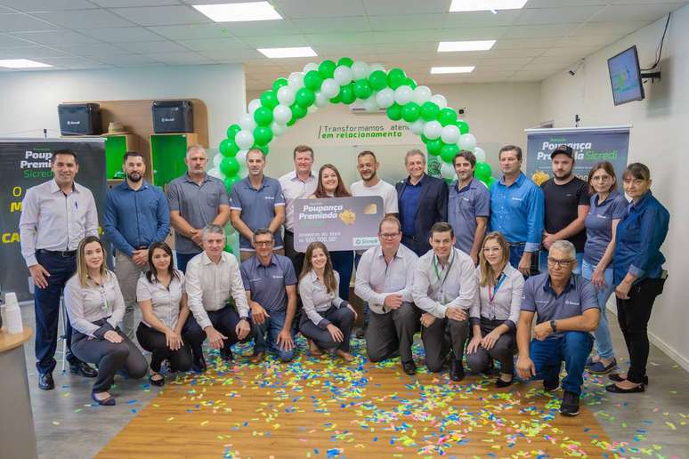 O associado ganhador dos R$ 500 mil Sandro Costa em 2022 ao lado de sua família e colaboradores do Sicredi