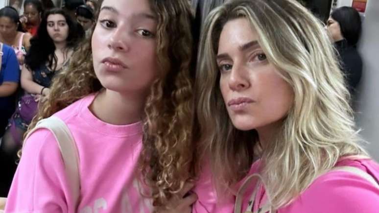 Em vagão de metrô, Leticia Spiller posa com a filha com mensagem de conscientização -