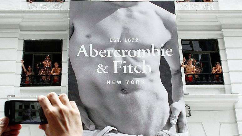 A Abercrombie & Fitch era conhecida por seu marketing provocativo com modelos masculinos sem camisa