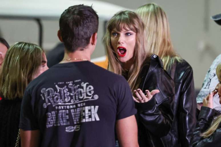 Taylor Swift conversa com amigos ao chegar ao estádio MetLife antes do jogo entre New York Jets e Kansas City Chiefs, em East Rutherford, Nova Jersey, EUA
01/10/2023
Vincent Carchietta-USA TODAY Sports