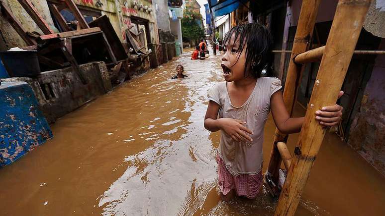 As emergências climáticas afetam especialmente as crianças nas sociedades mais vulneráveis