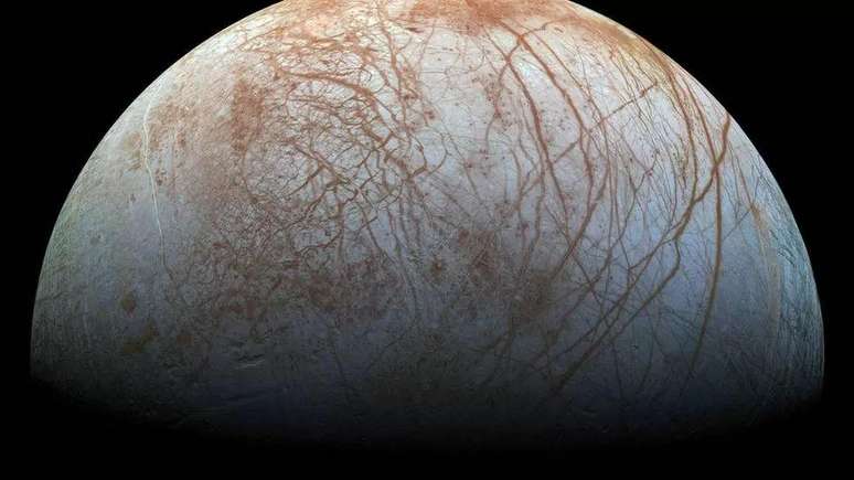 Europa, uma das luas geladas de Júpiter, é o lugar mais provável em nosso sistema solar para abrigar vida alienígena