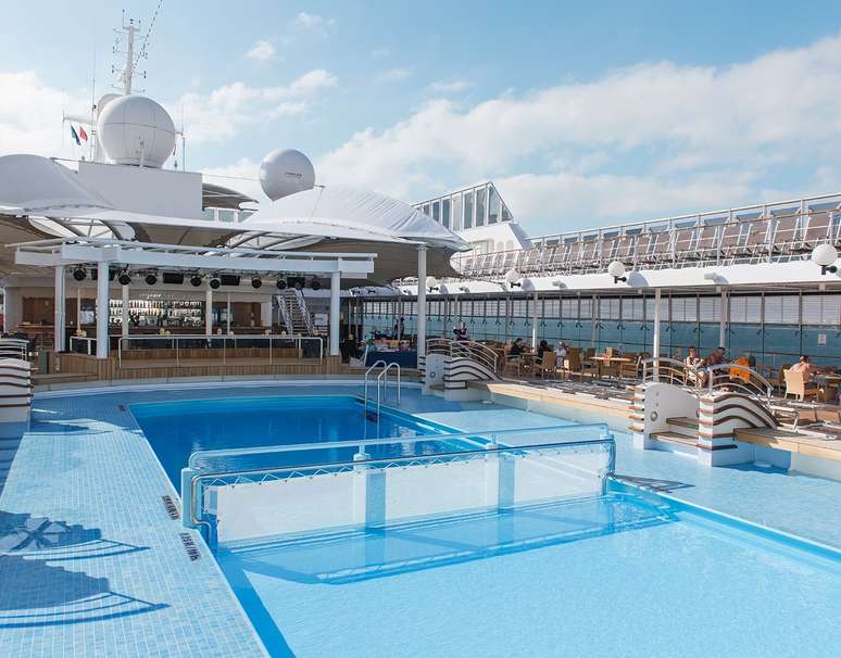 &Aacute;rea da piscina a bordo do MSC Lirica, que far&aacute; cruzeiros internacionais com destino ao Uruguai e Argentina