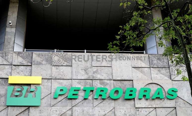 Logo da Petrobras na sede da companhia no Rio de Janeiro