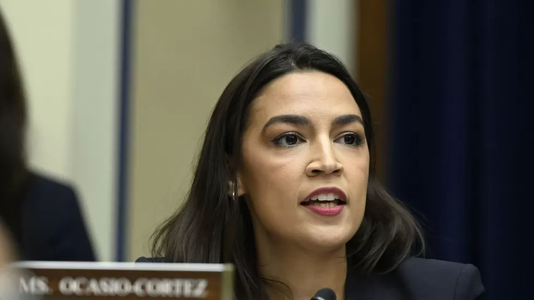 Alexandria Ocasio-Cortez disse que seus colegas democratas poderiam ajudar McCarthy se ele os ajudasse de volta