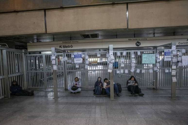 Em Itaquera, passageiros se depararam com acesso ao metrô fechado na manhã desta terça-feira