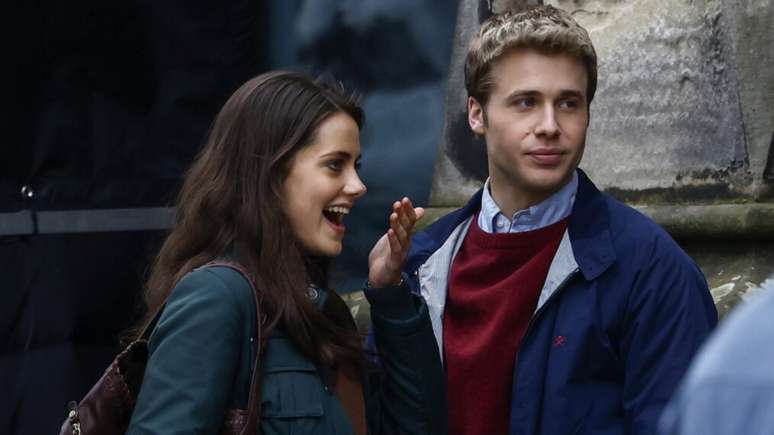 Meg Bellamy e Ed McVey como Kate Middleton e o príncipe William -