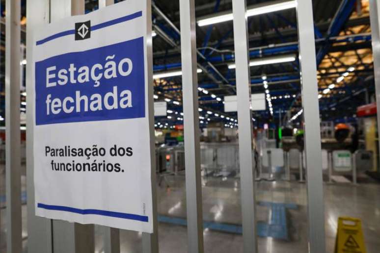 Passageiros encontram os portões de acesso à linha vermelha do metro fechados na Estação Palmeiras-Barra Funda, na zona oeste da capital paulista