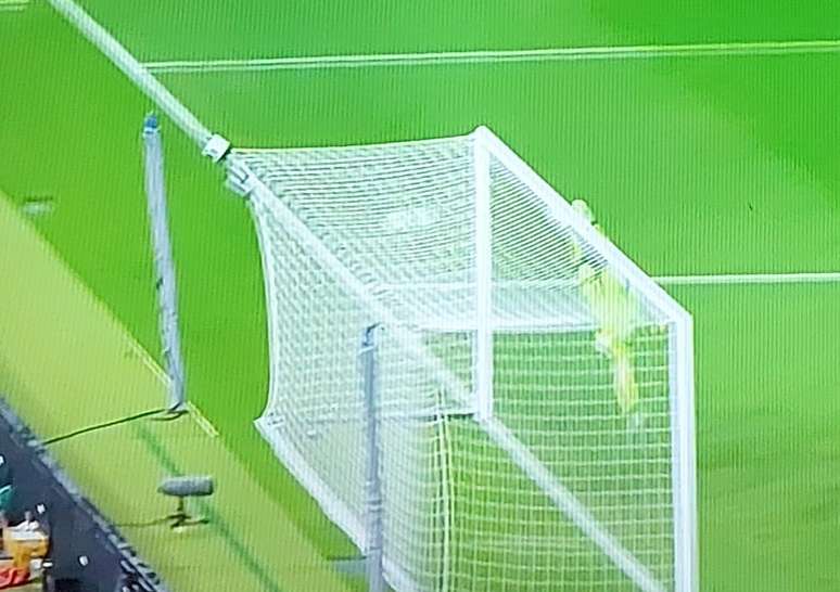 5 -O goleiro Rannow vai na bola. Mas era imposs&iacute;vel pegar. Seu voo apenas deixou o gol ainda mais bonito.