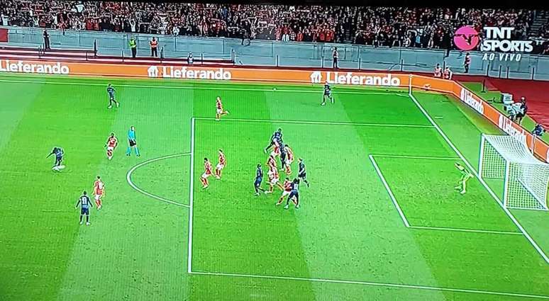 1 &ndash; Escanteio da esquerda de Zalazar foi no p&eacute; de Ricardo Horta fora da &aacute;rea (camisa 21) e este, de primeira, d&aacute; para o chute de Bruma &ndash;