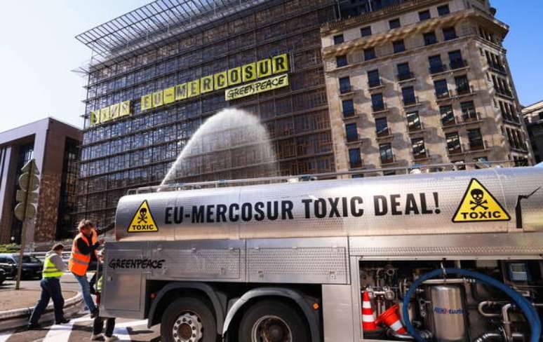 Protesto do Greenpeace em Bruxelas contra acordo Mercosul-UE