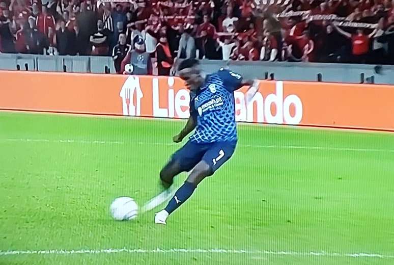 2 &ndash; Veja em detalhe como Bruma pegou na bola &ndash;