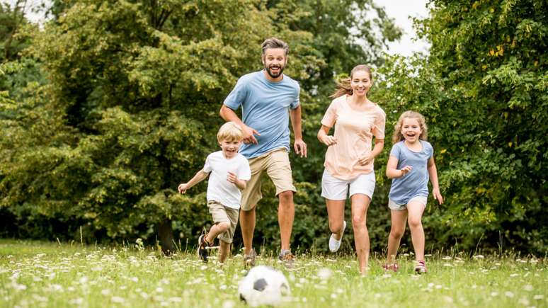 Exercício físico entre família - Shutterstock