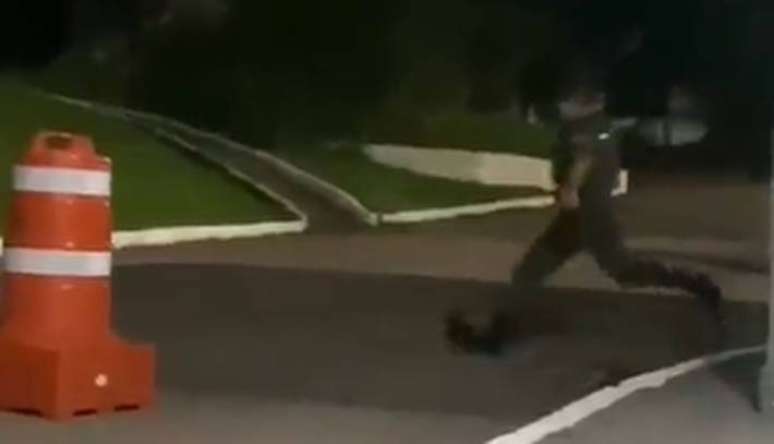 Antes da postagem do Ex&eacute;rcito, v&iacute;deo onde militar aparece chutando pequeno animal em quartel viralizou nas redes
