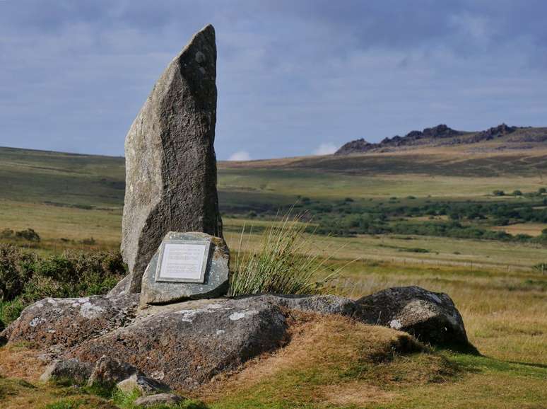 Monumento à Pedra Azul construído em Carn Menyn, nas colinas de Preseli, no País de Gales — há chances de que as pedras, especialmente a Pedra do Altar, não tenham vindo desse afloramento rochoso (Imagem: Helge Klaus Rieder/Domínio Público)