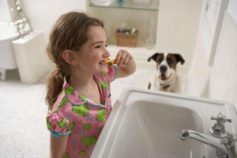 criança escovando os dentes