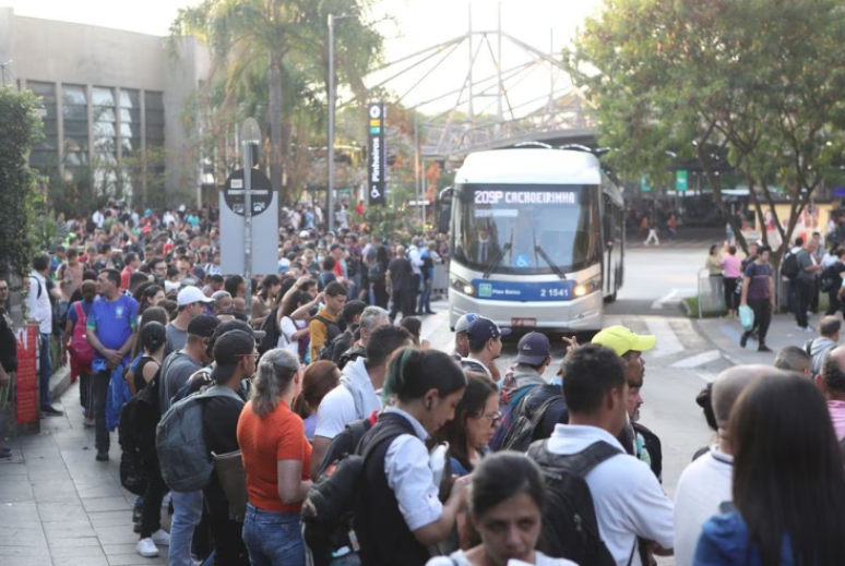 Movimentação na estação Pinheiros na volta para casa dos usuários de transporte coletivo